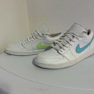 Aj1 low left shoe 13 right shoe 12